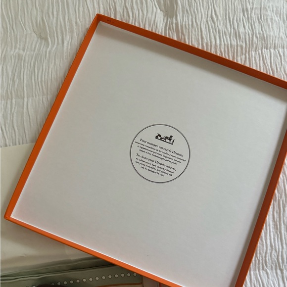 Hermes
Silk Carre Grand Tralala
Scarf 45 Vert Amande
Beige Bleu - Picture 3 of 12